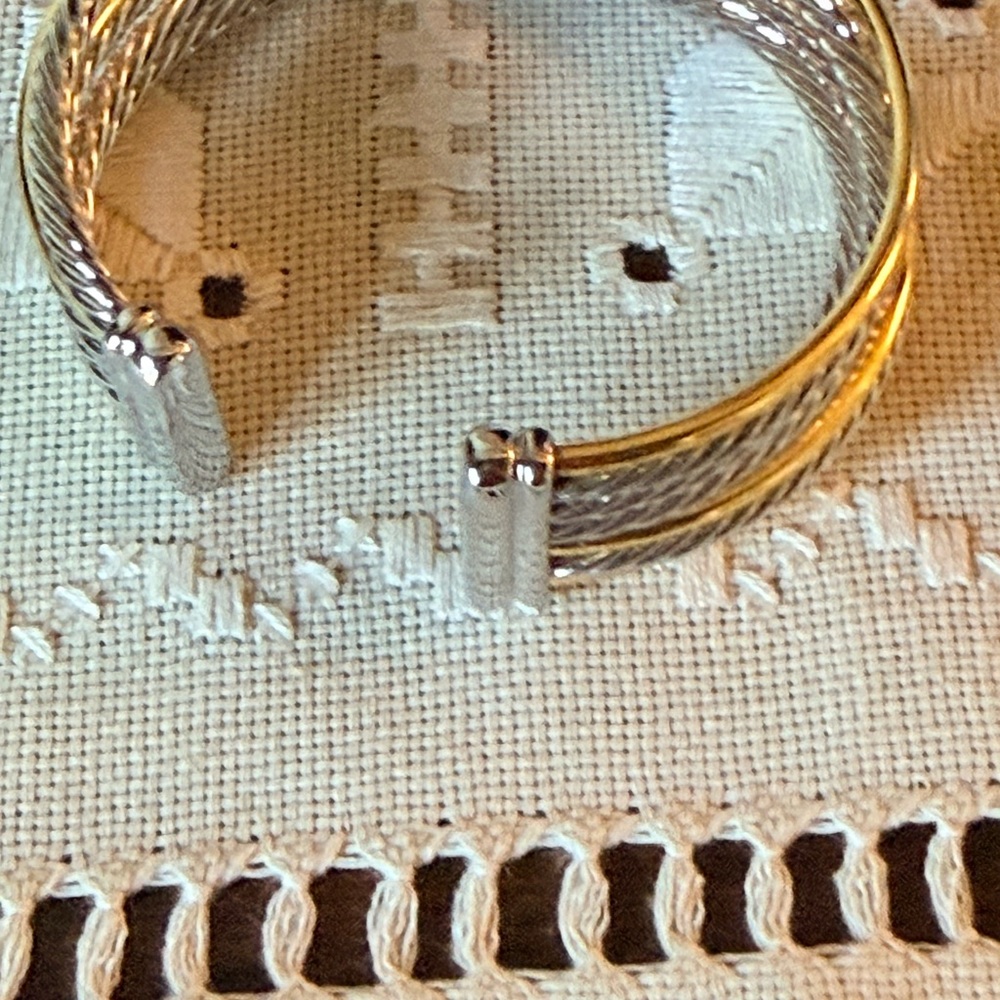 Fashion Bracelet.Cable design.not silver or gold.Only fashion wear. No designer - Picture 6 of 11
